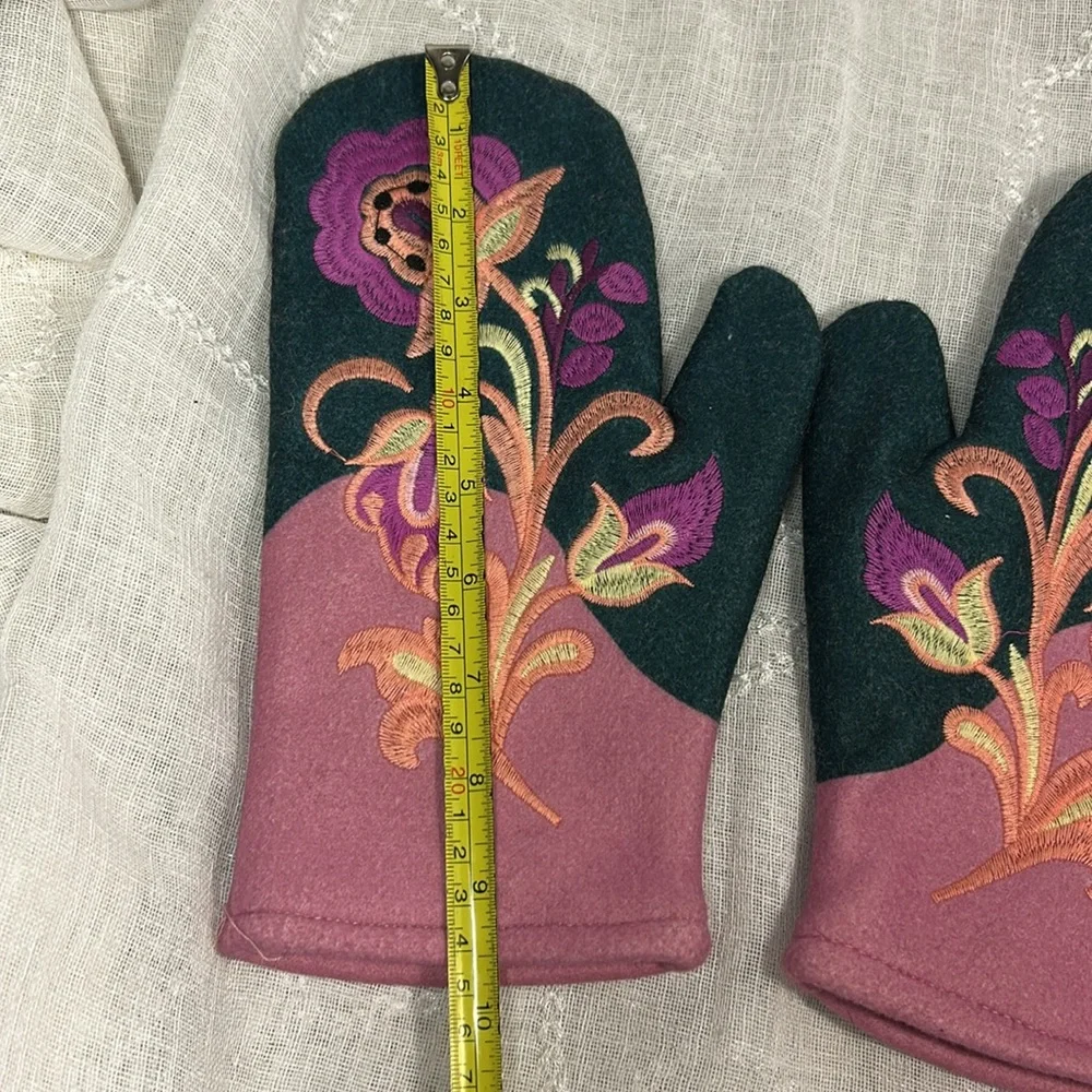 NWOT Handmade embroidered mittens